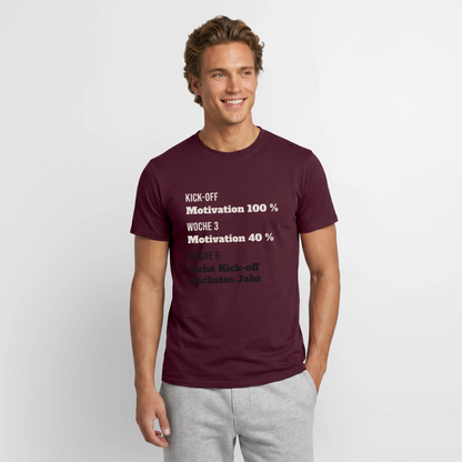 "Kick-off: Motivation 100 %. Woche 3: 40 %. Woche 6: siehe Kick-off nächstes Jahr" Motiv-T-Shirt für Männer, Farbe Ziegelrot