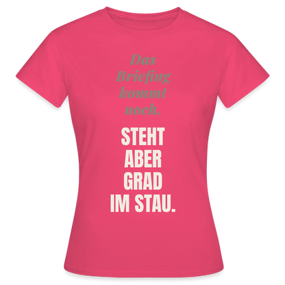 Das Briefing kommt noch. Steht aber grad im Stau. Motiv-T-Shirt für Frauen, Farbe Azalea