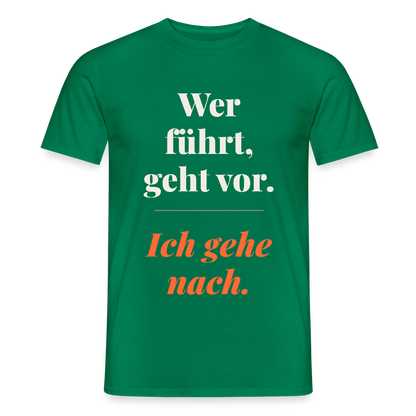 Wer führt, geht vor. Ich gehe nach. Motiv-T-Shirt für Männer, Farbe Kelly Green