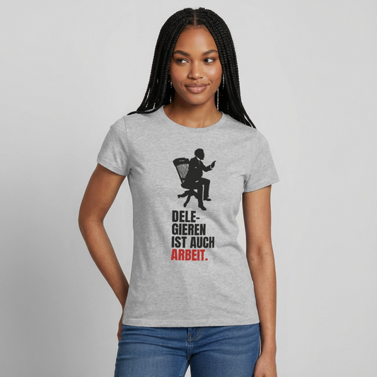 Delegieren ist auch Arbeit. Motiv-T-Shirt für Frauen, Farbe Grau meliert, Model