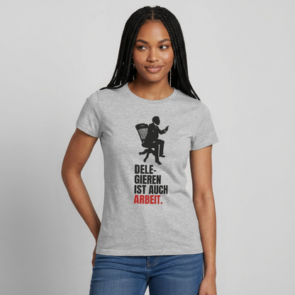 Delegieren ist auch Arbeit. Motiv-T-Shirt für Frauen, Farbe Grau meliert, Model