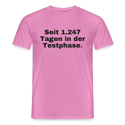 "Seit 1.247 Tagen in der Testphase." Motiv-T-Shirt für Männer, Farbe Pink