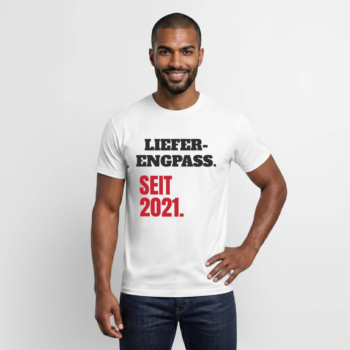 "Lieferengpass. Seit 2021." Motiv-T-Shirt für Männer, Farbe Weiß