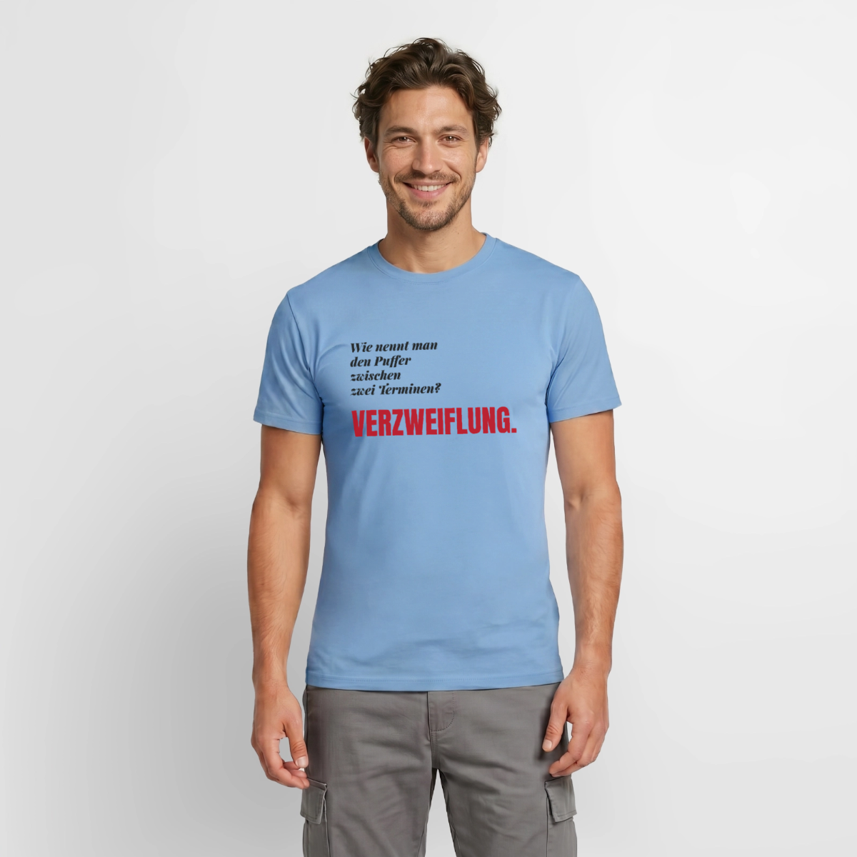 Wie nennt man den Puffer zwischen zwei Terminen? Verzweiflung. Motiv-T-Shirt für Männer, Farbe Carolina Blue, Model