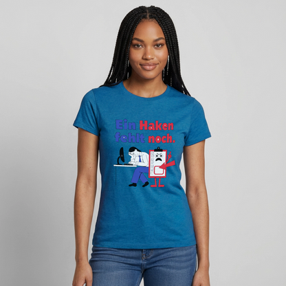"Ein Haken fehlt noch. Klemmbrett-Motiv" Motiv-T-Shirt für Frauen, Farbe Antikblaues Saphir meliert
