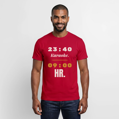 "23:40 Karaoke. 09:00 HR." Motiv-T-Shirt für Männer, Farbe Rot