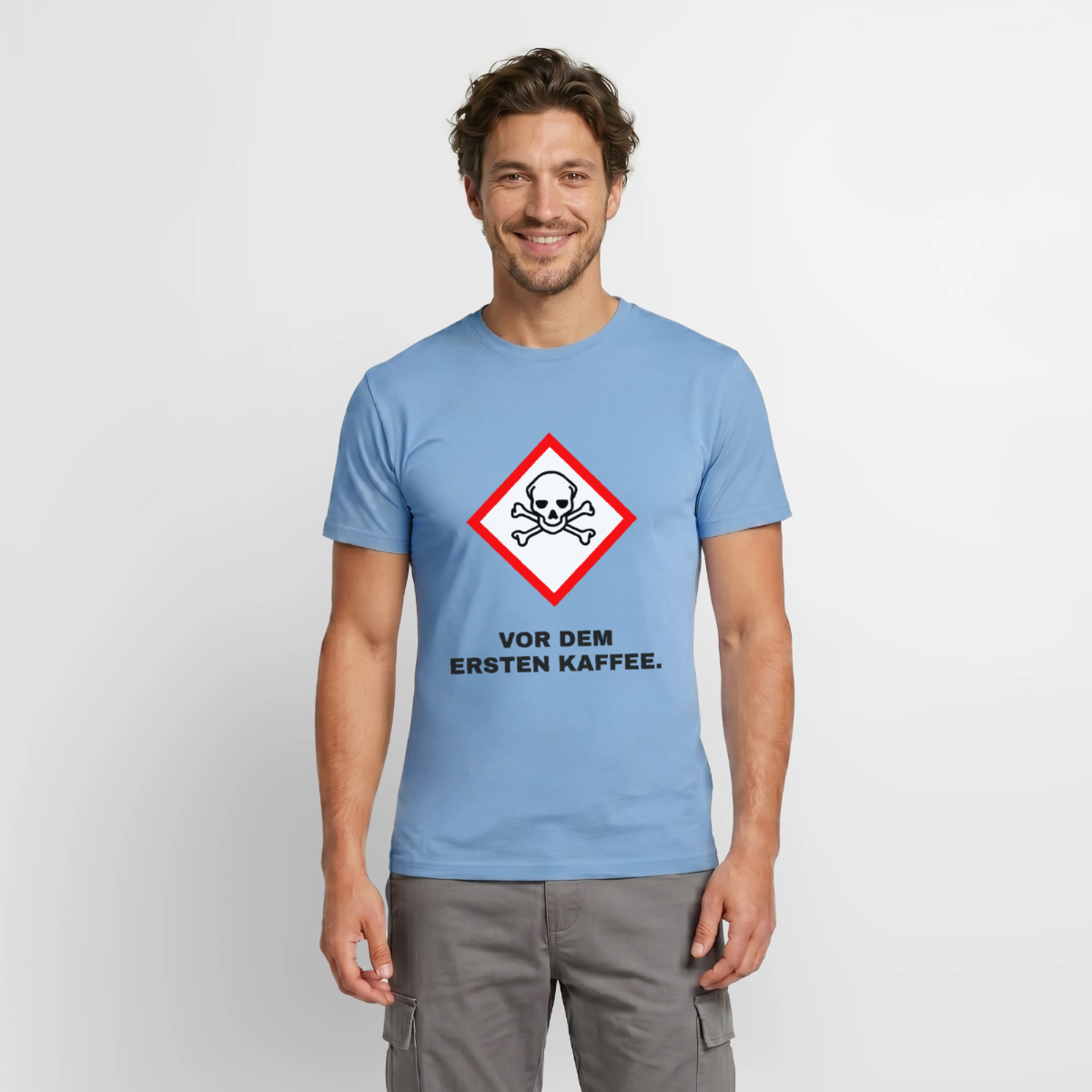 Vor dem ersten Kaffee. Gefahrzeichen Motiv-T-Shirt für Männer, Farbe Carolina Blue, Model
