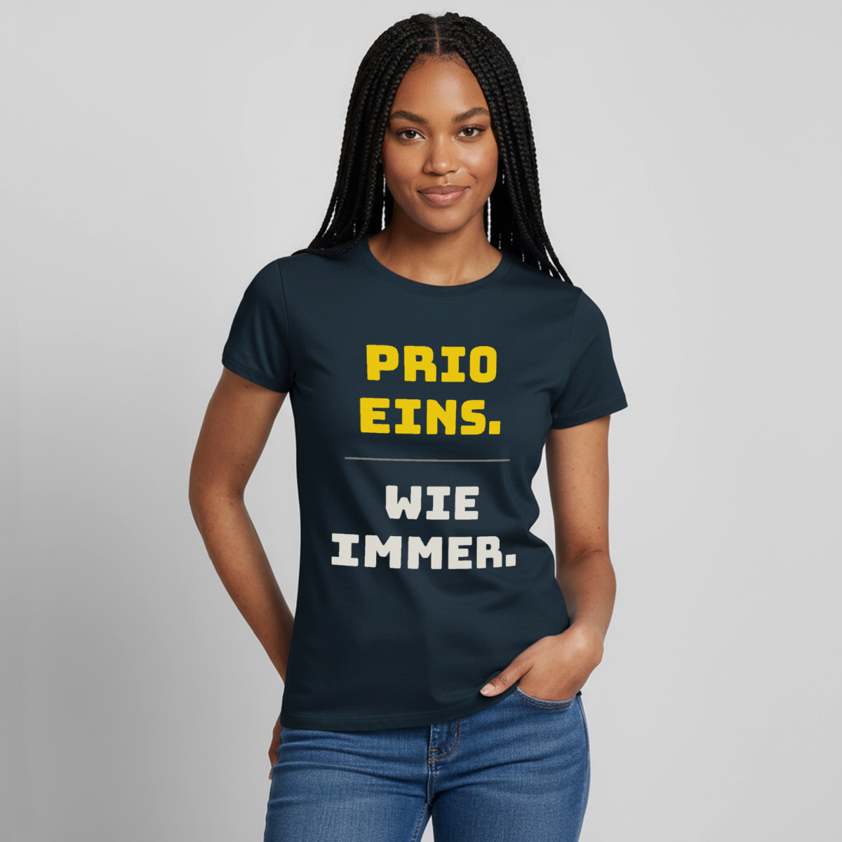 Prio eins. Wie immer. Motiv-T-Shirt für Frauen, Farbe Navy, Model