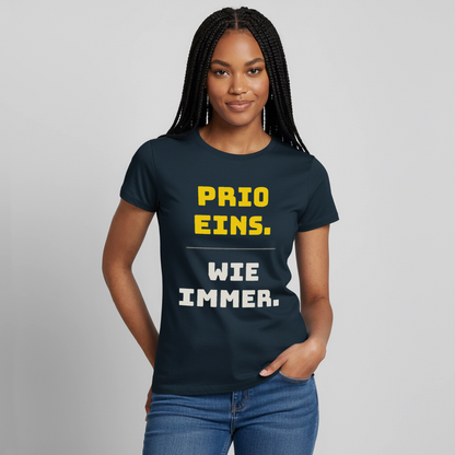 Prio eins. Wie immer. Motiv-T-Shirt für Frauen, Farbe Navy, Model