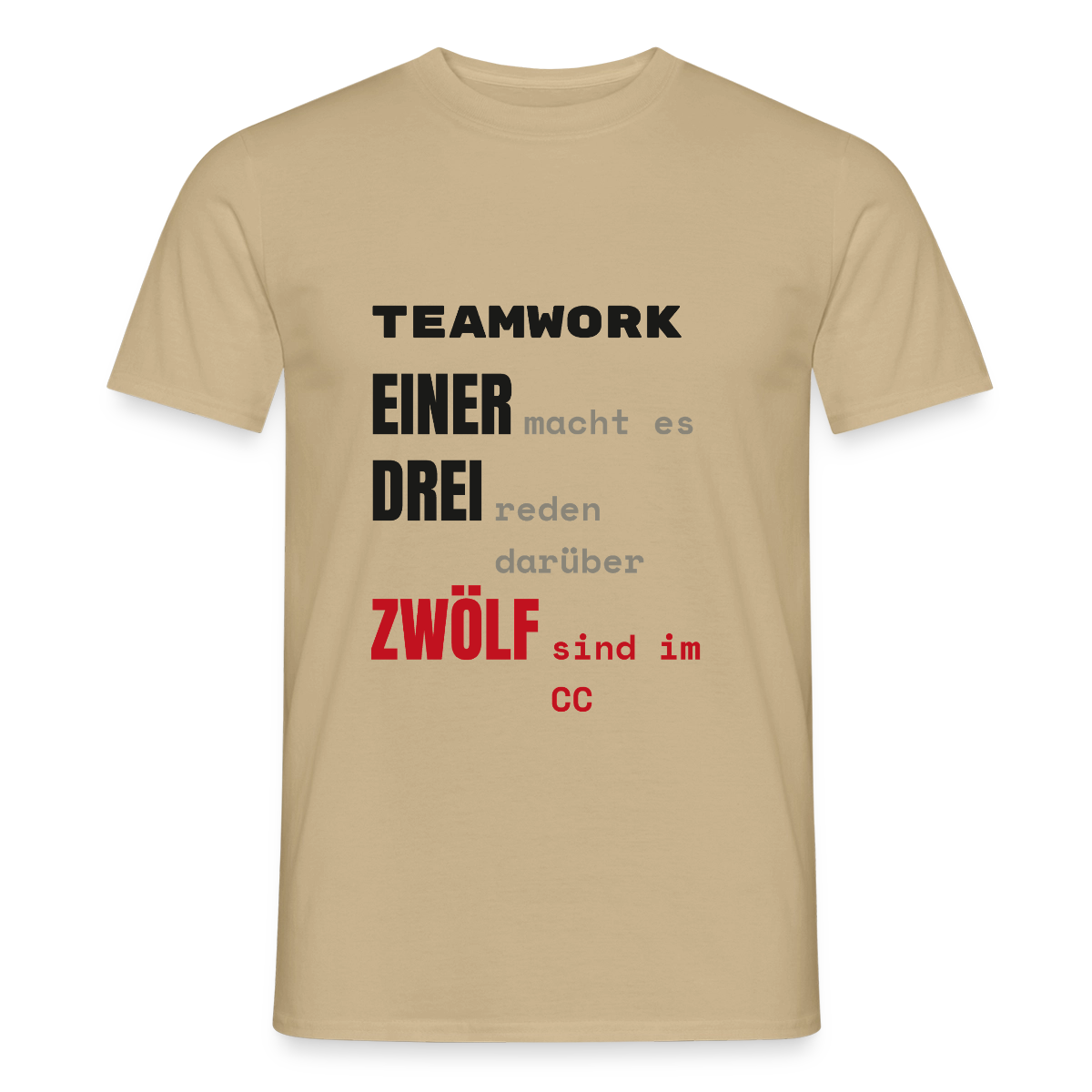 "Teamwork: einer macht es, drei reden darüber, zwölf sind im CC" Motiv-T-Shirt für Männer, Farbe Sandbeige