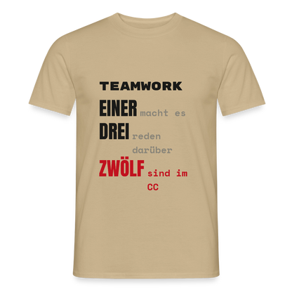 "Teamwork: einer macht es, drei reden darüber, zwölf sind im CC" Motiv-T-Shirt für Männer, Farbe Sandbeige