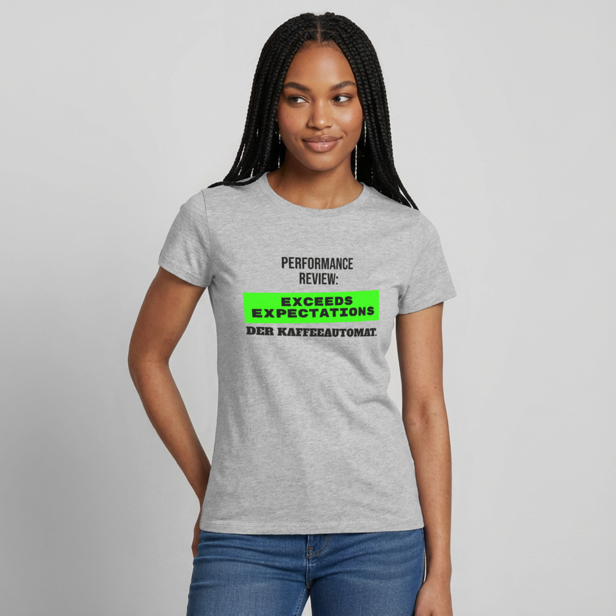 Performance Review: Exceeds Expectations. Der Kaffeeautomat. Motiv-T-Shirt für Frauen, Farbe Grau meliert, Model