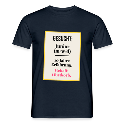 Gesucht: Junior. 10 Jahre Erfahrung. Gehalt: Obstkorb. Motiv-T-Shirt für Männer, Farbe Navy