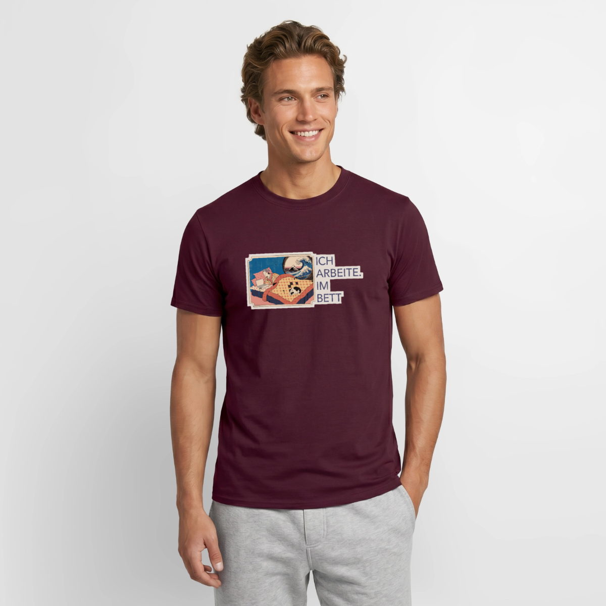 Ich arbeite. Im Bett. Motiv-T-Shirt für Männer, Farbe Ziegelrot, Model