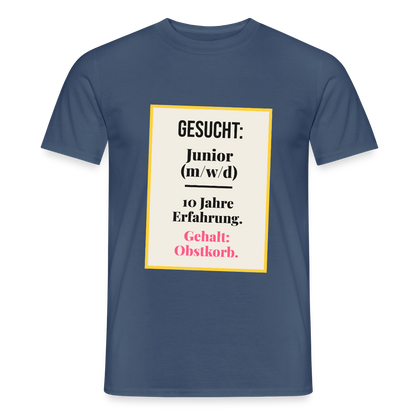 Gesucht: Junior. 10 Jahre Erfahrung. Gehalt: Obstkorb. Motiv-T-Shirt für Männer, Farbe Dunkles Denimblau
