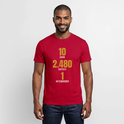"10 Jahre, 2.480 Kaffees, 1 Aktenordner" Motiv-T-Shirt für Männer, Farbe Rot
