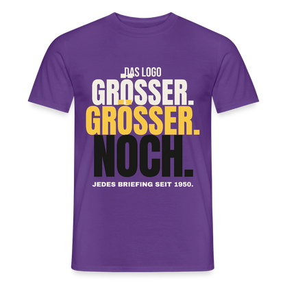 Das Logo größer. Größer. Noch. Jedes Briefing seit 1950. Motiv-T-Shirt für Männer, Farbe Lila