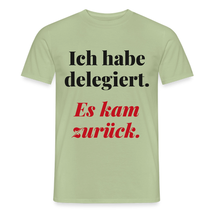 "Ich habe delegiert. Es kam zurück." Motiv-T-Shirt für Männer, Farbe Sage