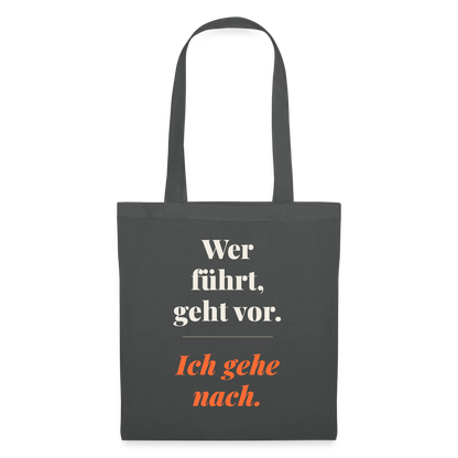 Wer führt, geht vor. Ich gehe nach. Stoffbeutel, Farbe Graphite