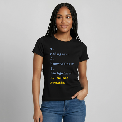 "Delegiert. Kontrolliert. Nachgefasst. Selbst gemacht." Motiv-T-Shirt für Frauen, Farbe Schwarz, Model