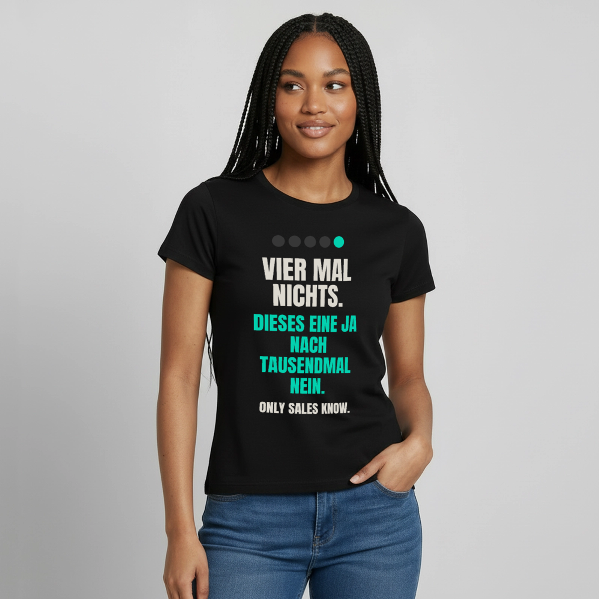 "Vier Mal nichts. Dieses eine Ja nach tausendmal Nein." Motiv-T-Shirt für Frauen, Farbe Schwarz, Model
