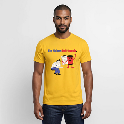 "Ein Haken fehlt noch. Comic-Motiv" Motiv-T-Shirt für Männer, Farbe Gelb