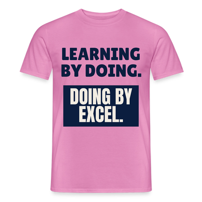 "Learning by doing. Doing by Excel." Motiv-T-Shirt für Männer, Farbe Pink