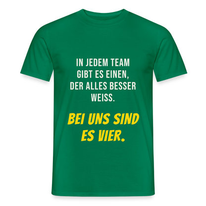 "In jedem Team gibt es einen, der alles besser weiß. Bei uns sind es vier." Motiv-T-Shirt für Männer, Farbe Kelly Green