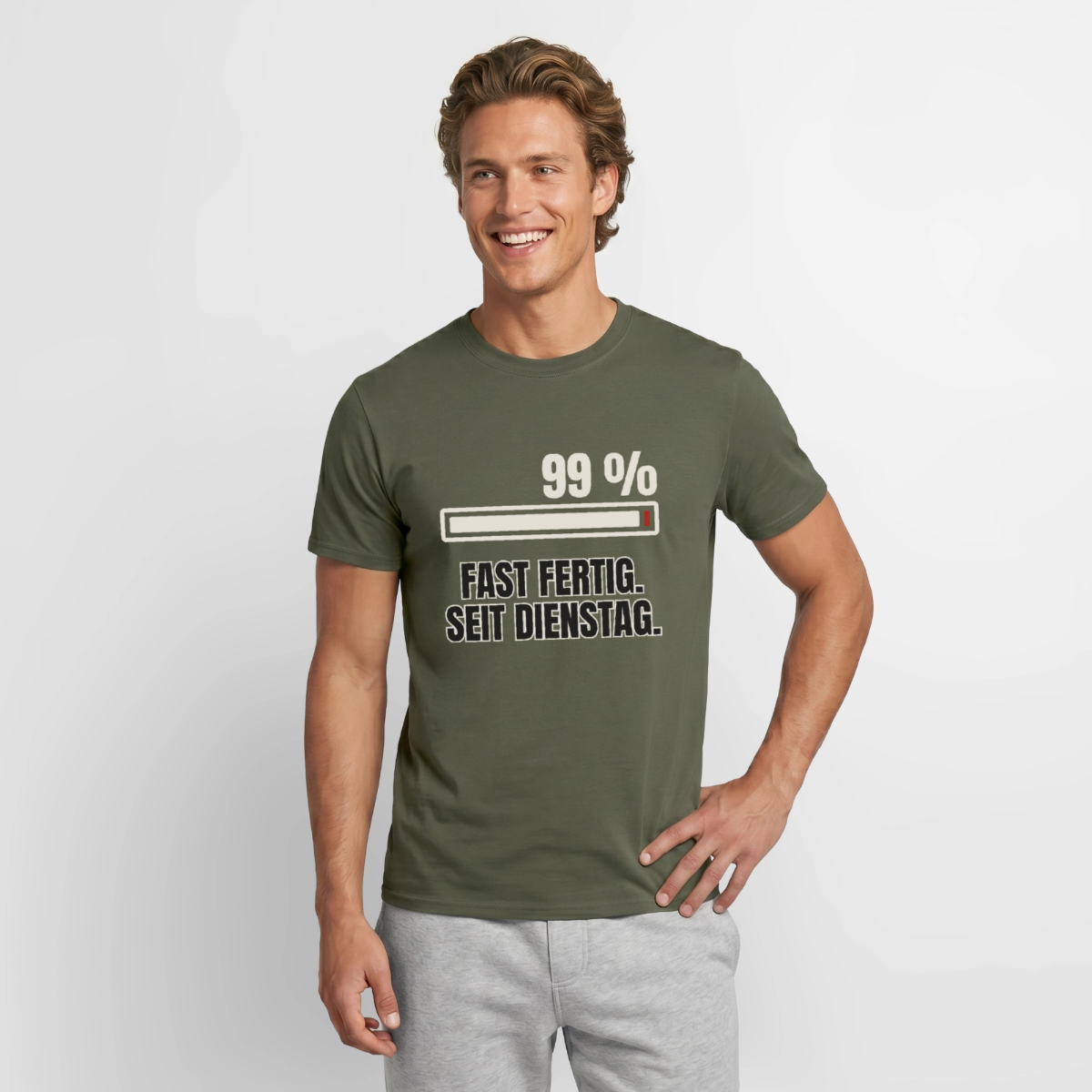"99 % fast fertig. Seit Dienstag." Motiv-T-Shirt für Männer, Farbe Militärgrün