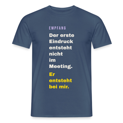 Der erste Eindruck entsteht nicht im Meeting. Er entsteht bei mir. Motiv-T-Shirt für Männer, Farbe Dunkles Denimblau