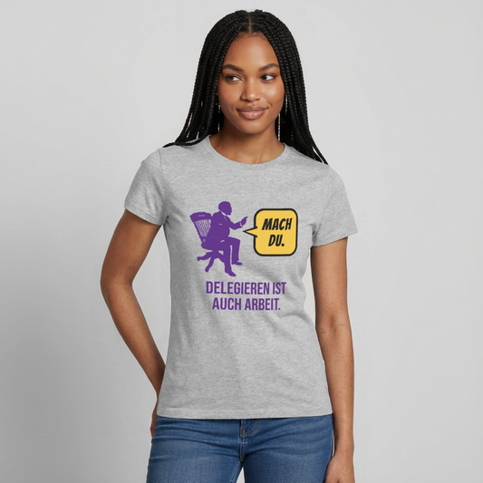 Delegieren ist auch Arbeit. Sprechblasen-Motiv Motiv-T-Shirt für Frauen, Farbe Grau meliert, Model