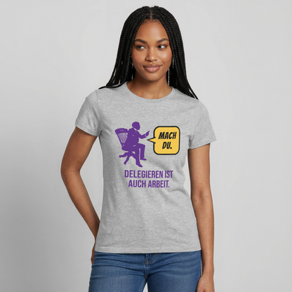 Delegieren ist auch Arbeit. Sprechblasen-Motiv Motiv-T-Shirt für Frauen, Farbe Grau meliert, Model