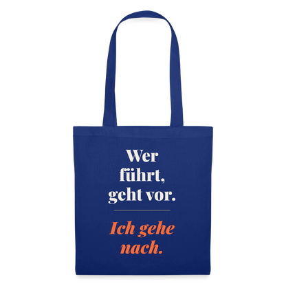 Wer führt, geht vor. Ich gehe nach. Stoffbeutel, Farbe Royalblau