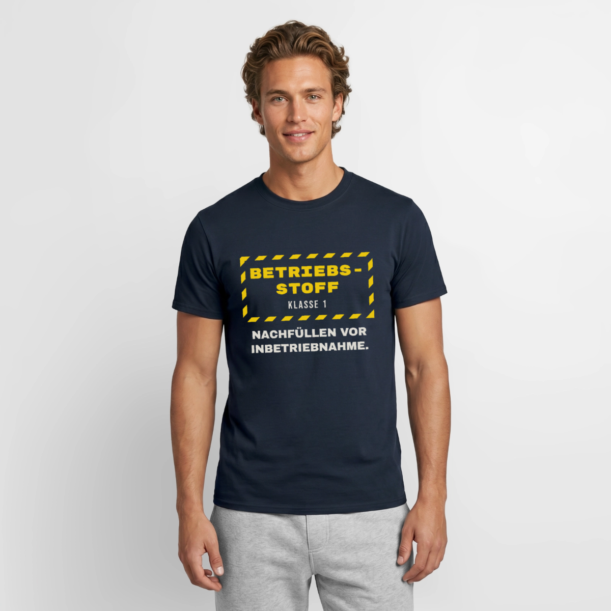 "Betriebsstoff Klasse 1. Nachfüllen vor Inbetriebnahme." Motiv-T-Shirt für Männer, Farbe Navy
