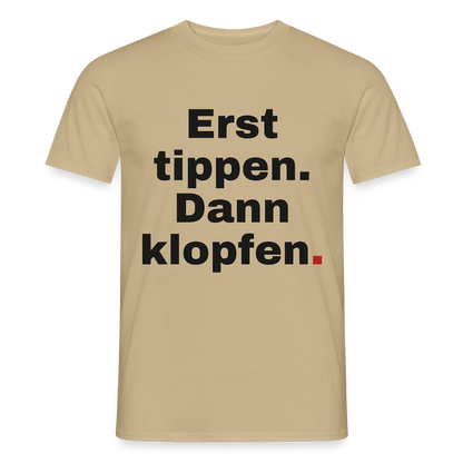 "Erst tippen. Dann klopfen." Motiv-T-Shirt für Männer, Farbe Sandbeige