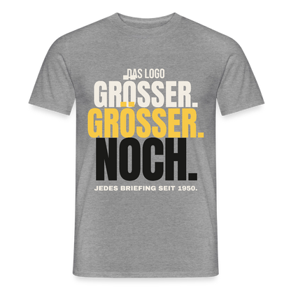 Das Logo größer. Größer. Noch. Jedes Briefing seit 1950. Motiv-T-Shirt für Männer, Farbe Graphit meliert
