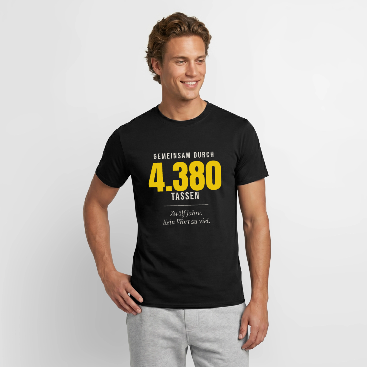 Gemeinsam durch 4.380 Tassen Motiv-T-Shirt für Männer, Farbe Schwarz, Model