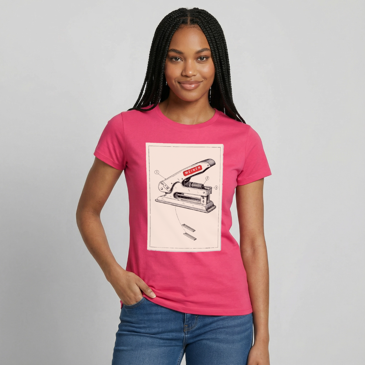 Meiner. Der Tacker kommt mit. Motiv-T-Shirt für Frauen, Farbe Azalea, Model