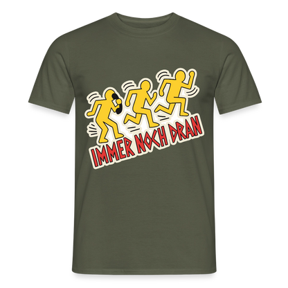 Immer noch dran. Pop-Art-Motiv Motiv-T-Shirt für Männer, Farbe Militärgrün