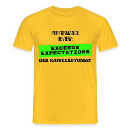 Performance Review: Exceeds Expectations. Der Kaffeeautomat. Motiv-T-Shirt für Männer, Farbe Gelb