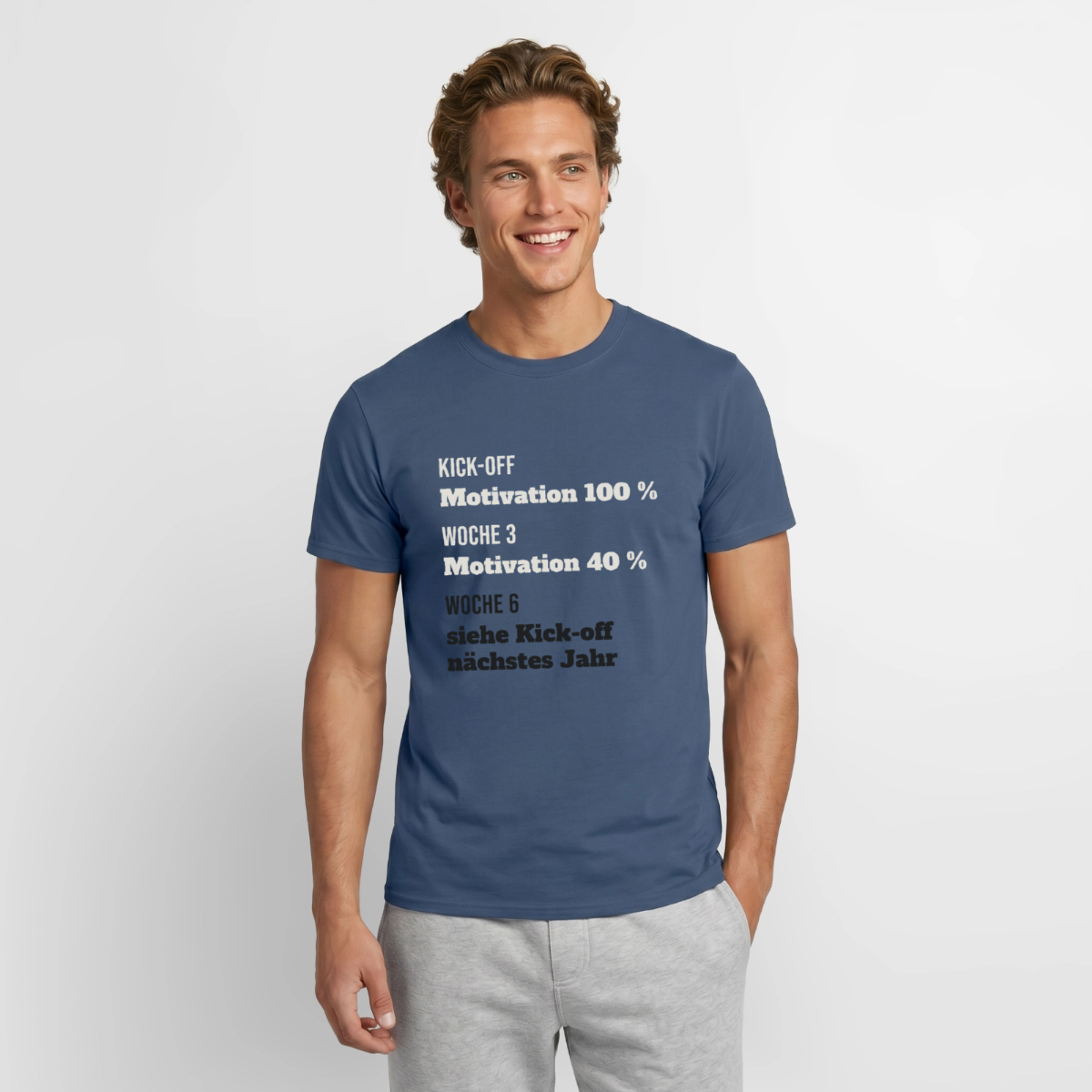 "Kick-off: Motivation 100 %. Woche 3: 40 %. Woche 6: siehe Kick-off nächstes Jahr" Motiv-T-Shirt für Männer, Farbe Dunkles Denimblau