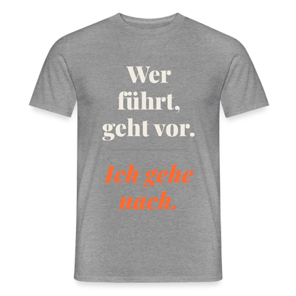 Wer führt, geht vor. Ich gehe nach. Motiv-T-Shirt für Männer, Farbe Graphit meliert