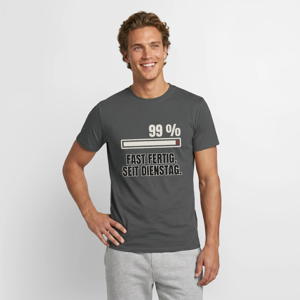 "99 % fast fertig. Seit Dienstag." Motiv-T-Shirt für Männer, Farbe Anthrazit