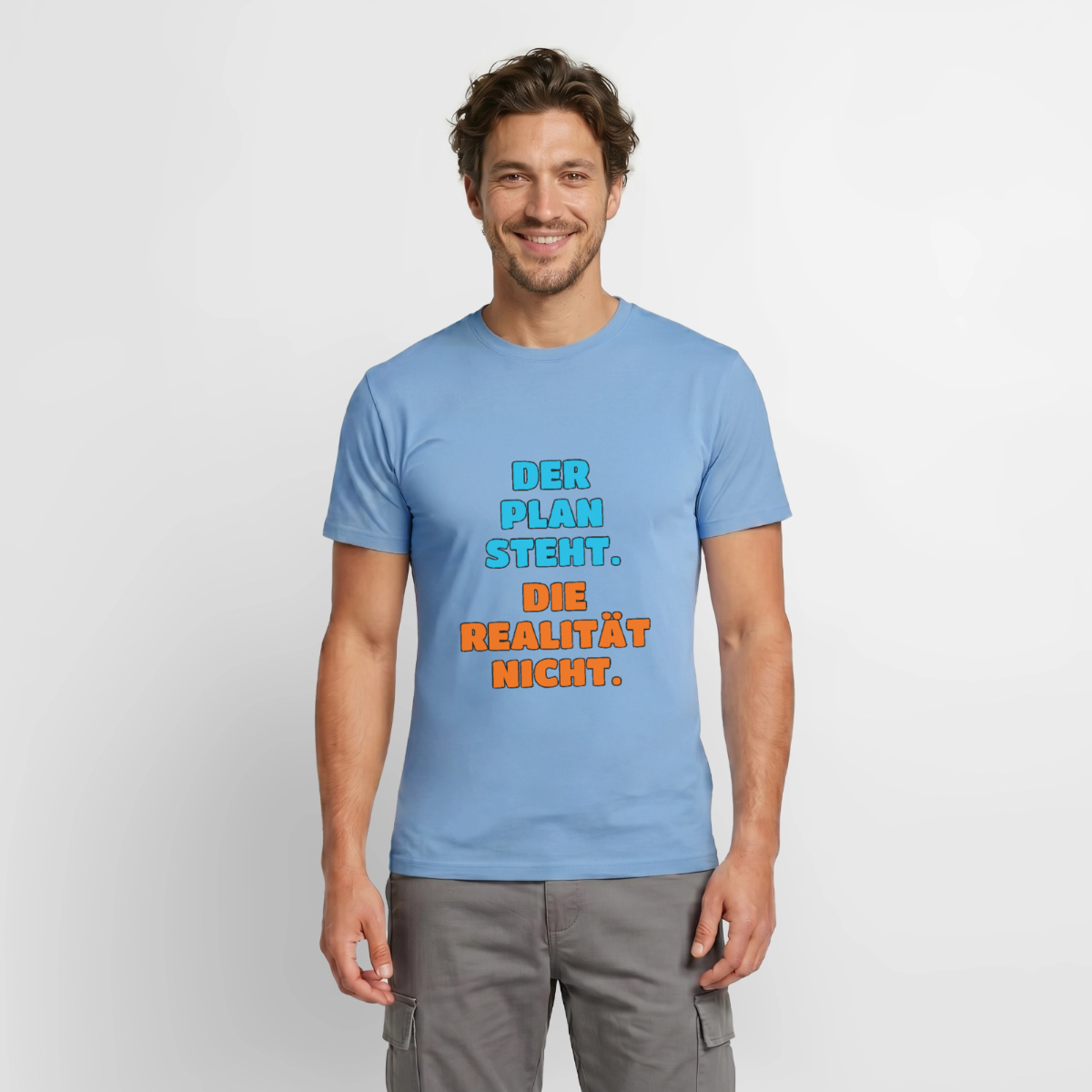 Der Plan steht. Die Realität nicht. Motiv-T-Shirt für Männer, Farbe Carolina Blue, Model