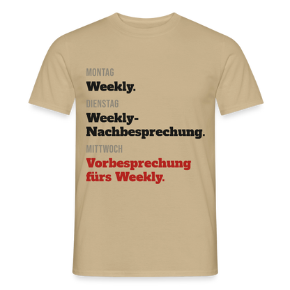 "Montag Weekly. Dienstag Weekly-Nachbesprechung. Mittwoch Vorbesprechung fürs Weekly." Motiv-T-Shirt für Männer, Farbe Sandbeige
