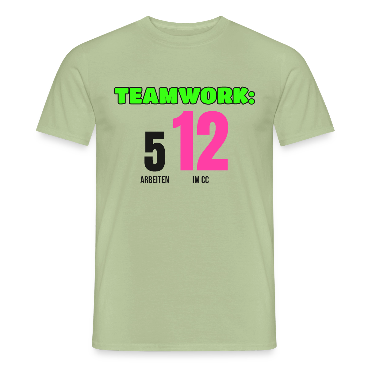 "Teamwork: 5 arbeiten, 12 im CC" Motiv-T-Shirt für Männer, Farbe Sage