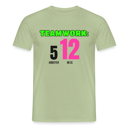 "Teamwork: 5 arbeiten, 12 im CC" Motiv-T-Shirt für Männer, Farbe Sage