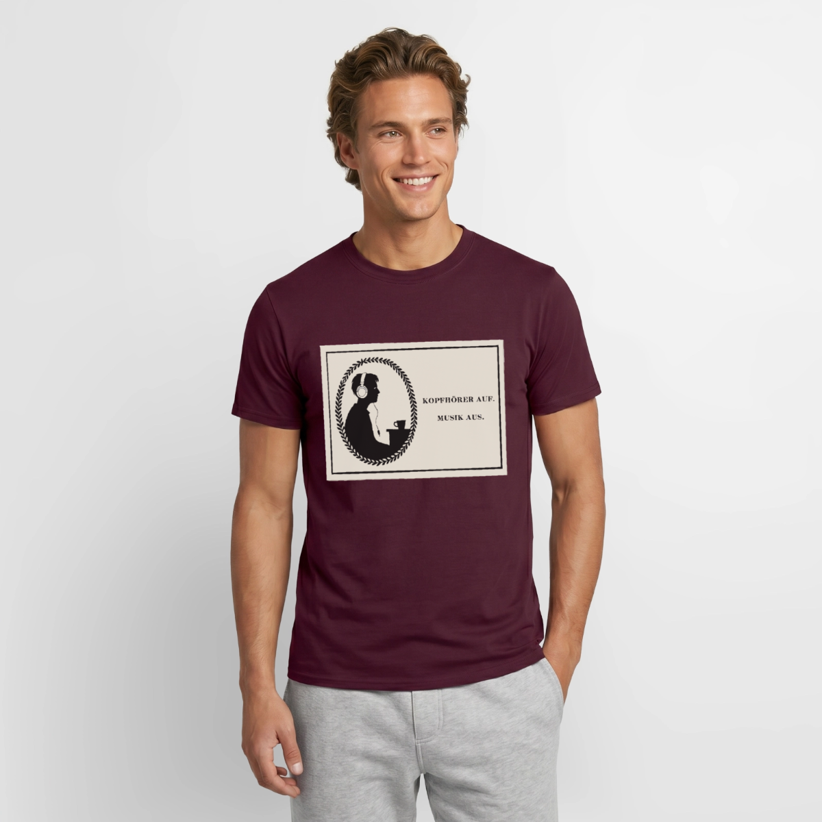 Kopfhörer auf. Musik aus. Motiv-T-Shirt für Männer, Farbe Ziegelrot, Model