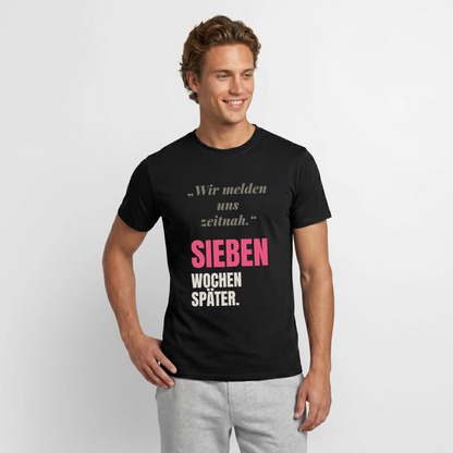 "Wir melden uns zeitnah. Sieben Wochen später." Motiv-T-Shirt für Männer, Farbe Schwarz, Model