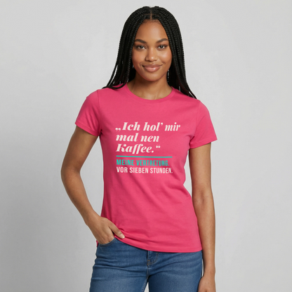 "Ich hol mir mal nen Kaffee. Meine Vertretung: vor sieben Stunden." Motiv-T-Shirt für Frauen, Farbe Azalea
